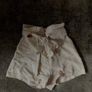 Superfina shorts som använts en gång, fick inse att de tyvärr är för små för mig. Från Monki, beige färg, strl 32 / XXS (true to size).  Material: 72% modal, 28% polyester.