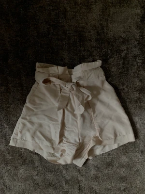 Shorts, XXS / 32 - Superfina shorts som använts en gång, fick inse att de tyvärr är för små för mig. Från Monki, beige färg, strl 32 / XXS (true to size).  Material: 72% modal, 28% polyester.