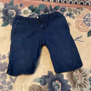 Scotch & Soda shorts. Passar ungdomar runt 14 år. Fint skick inte mycket spår av användning alls. Chinostyg