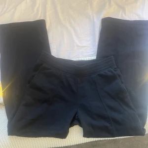 Utsvängda/raka mjukisbyxor str xs - Ett par sjukt snygga lågmidjade mjukisbyxor från hm, inget fel på de förutom att de kanske blivit lite lite noppriga men inget man tänker på. Tvättar innan jag skickar! kan posta inom 1 dag efter köp🙌 skriv vid mer frågor eller bilder❤️