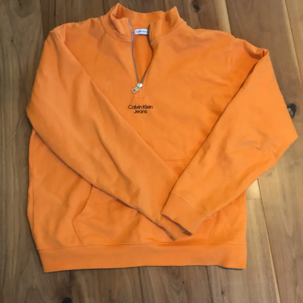 Orange halv-zip från Calvin Klein. Äkta, använd 1 gång.. Hoodies.