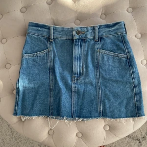 Jeanskjol - Jeanskjol i storlek 34 från Double Agent. Högmidjan och figurnära. Aldrig använd , inga skavanker 