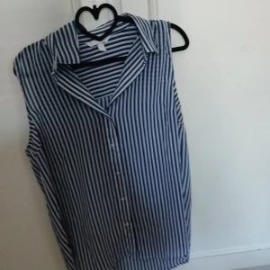 Blus från hm - Randig blus från hm i fint skick storlek medium
