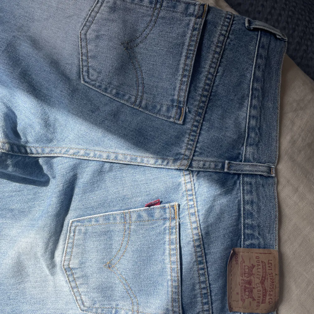 As snygga lågmidjade jeans i storlek 38, från Levis. De är endast testade på och säljer de då dem är för stora. Är öppen för alla prisförslag❤️. Jeans & Byxor.