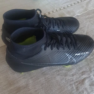 Nike air mercurial fotbollsskor - Svarta fotbollskor, köpta från nike. Köpte förra sommaren de är väl använda men ser helt nya ut och funkar precis lika bra som nyköpta, köpta för 1700kr