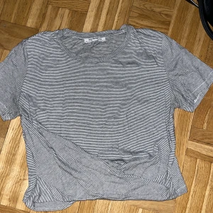 tshirt - tre tshirts i samma modell från zara, syns inte så bra i kameran men de är vikta längs ner 🤍 40 st eller 90 för alla 