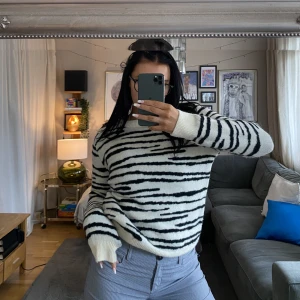 Zebratröja🖤🤍🖤 - Ingen lapp kvar men TROR den är från Lindex!!! Strl S🖤 sååå skönt material!!
