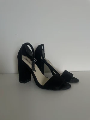 Klackar  - Svart klackar från Nelly. Storlek 37. Använda ca 5 gånger. Klackhöjd 9