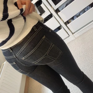 Tiger of Sweden low waist jeans  - Säljer mina superfina tiger jeans! Strl 25-30 Jag är 157cm lång och vanligtvis strl xs/s. Dessa passar nog bäst till någon som är XXS! De är för tighta runt rumpan för mig! 300 kr  Grå/svart/blå färg Hämtas i Eskilstuna annars kan jag skicka mot kostnad 