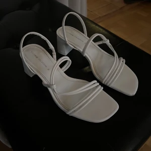 Vita klackar - Rensar ut lite skor som inte kommer till användning längre! Dessa köptes för ett år sedan och har använts ett fåtal gånger. Perfekta till student/skolavslutning 😍 storlek 36!  Har även samma sko i svart om man föredrar det!❤️‍🔥❤️‍🔥