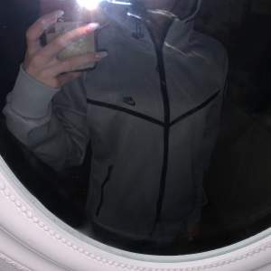 !!Fake!! Säljer nu min Nike tech hoodie för att jag inte använder den. I ny skick dsv inga fläckar eller hål. Fler bilder skriv på dm! Kan diskutera priset.