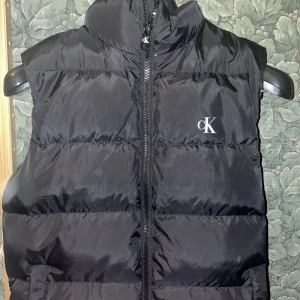 Calvin Klein väst  - Säljer nu denna riktigt goa väst från Calvin Klein. Den är använd mycket sparsamt (cond 9/10). Storlek M. Nypris ligger runt 2000 kr. Välkommen att höra av dig vid funderingar.