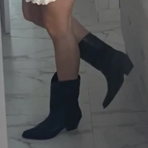 Cowboy boots - Svinsnygga skor från Zara! Använda ett fåtal gånger men i gott skick. Storlek 41, passar mig som vanligtvis har 40/41💕