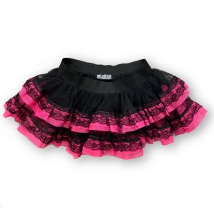 Kjol  - En tutu minikjol från Poizon Industries. I bra skick, kan passa både mindre och större storlekar på grund av det elastiska bandet. 100% Polyester. Ingen storlek är märkt. Modellen använder small och är 169cm. ⚠️MÅTT: Höftbredd 35cm & Längd 28cm 
