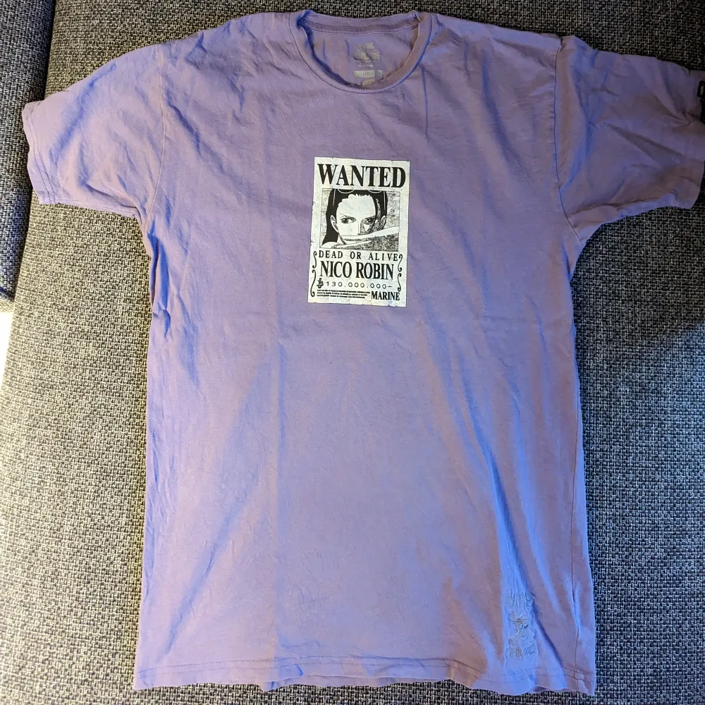 Vans x One Piece T-shirt med Nico Robin tryck. Köpt för 500 kr. Sparsamt använd. . T-shirts.