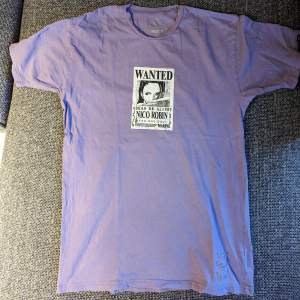 Vans x One Piece T-shirt med Nico Robin tryck. Köpt för 500 kr. Sparsamt använd. 