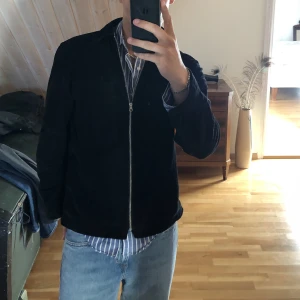 Manchester jacka - Svart manchester jacka från H&M. Slutsåld i alla storlekar Storlek:S men sitter som M Pris: 199 kr+frakt Betalning sker via Swish, skriv om ni har frågor!