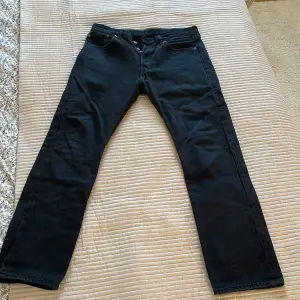 Svarta Levis jeans i bra skick