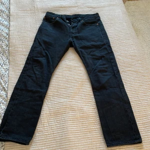 Svarta Levis jeans - Svarta Levis jeans i bra skick