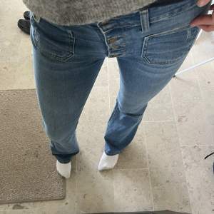 Superfina bootcut jeans från Lois. Jättebra skick, knappt använda. Nypris ca 1500kr🧡skriv för mer info! W27 L34