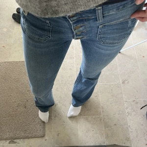 Bootcut jeans från Lois - Superfina bootcut jeans från Lois. Jättebra skick, knappt använda. Nypris ca 1500kr🧡skriv för mer info! W27 L34