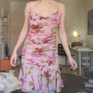 Volangklänning - Vintage H&M storlek S/M. Öppen i ryggen 😊❤️