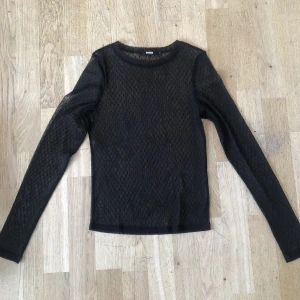 Svart mesh topp  - Transparent mesh topp, perfekt till festlig look eller som ett coolt basplagg 