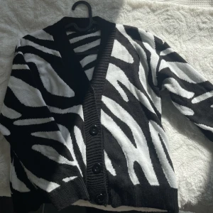 Tröja - Tröja/kofta i zebra mönster. Storlek M. Väldigt snålt använd, bra skick och skönt material🖤🤍