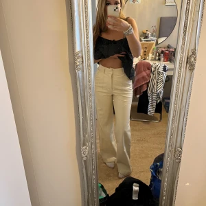 Skinnbyxa Beige zara  - säljer dessa skinnbyxor i beige från zara då dom inte sitter som jag vill och är lite väl långa på mig som är 163cm. Storlek M men sitter som en S❤️