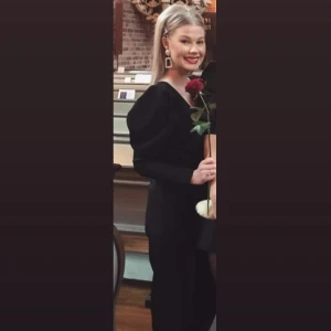 Byxdress med puffärmar  - Super fin och lyxig byxdress med puffärmar. Använd endast en gång. Strlk 36 men skulle kunna passa någon som har 38 också. (Jag brukar ha 38). 