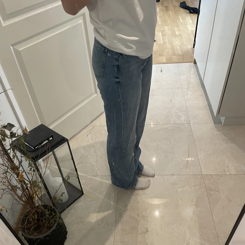 SĂ€ljer dessa zara jeans dĂ„ jag har tvĂ„ par haft pĂ„ mig den en gĂ„ng sĂ„ dem Ă€r inte anvĂ€nda đ. Farkut & Housut.