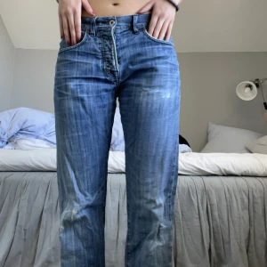 lågmidjade jeans - Skit snygga lågmidjade jeans. Insydda så de passar mig som har 34-36. Köpte second hand och är från lucky brand. Står lucky you innanför gylfen🎉