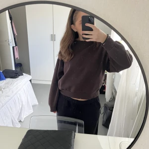 Sweatshirt  - Så söt brun sweatshirt från ginatricot i storlek S! Knappt använd, så i fint skick!