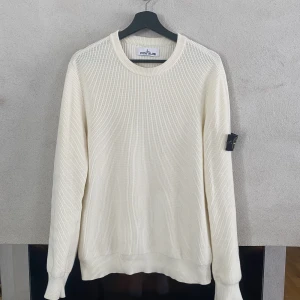 Stone island tröja - Säljer en fet äkta stone island tröja. Den är i nyskick och bara använd några få gånger. Nypris ca 3000kr. True to size!