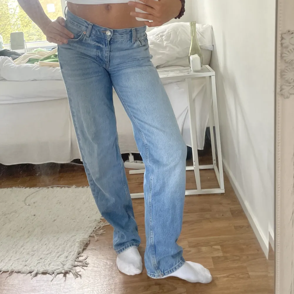 Lågmidjade jeans från gina tricot, hör av dig vid frågor💘ÄR 167CM. Jeans & Byxor.