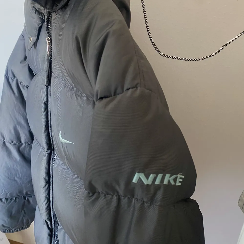 Säljer denna vintage Nike jacka, svår att få tag på 😍 skulle säga att jackan är lite liten i storleken så passar M också och sitter oversized på S. Har vanliga tecken på användning . Jackor.