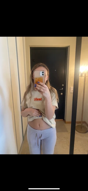 Mjukisbyxor från Gina tricot - Jätte sköna mjukisbyxor i sammet tyg. Dom är i ok skick men ändå fina. Går att vika ner dom såg dom blir lågmidjade. (Som på bilden) Frakt tillkommer💓