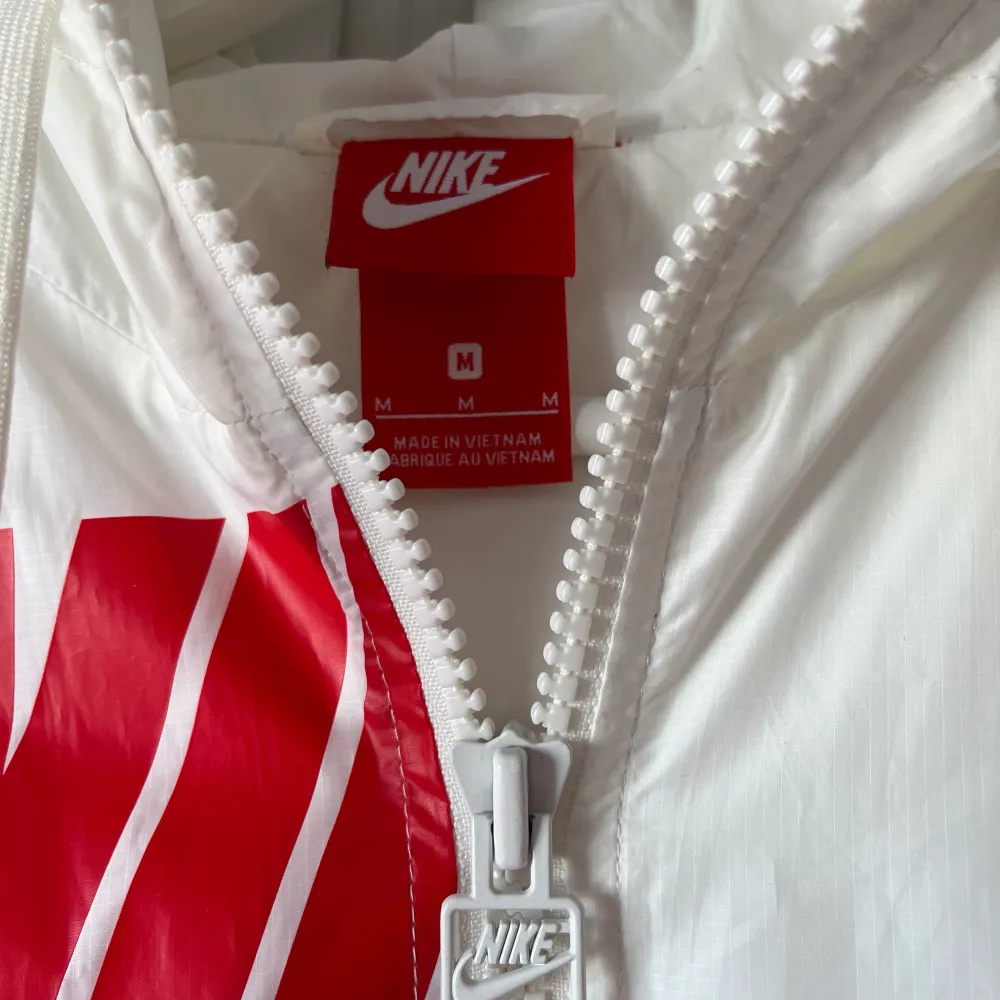 Nike vindjacka storlek M, köpt i usa. Använd fåtal gånger. Jackor.