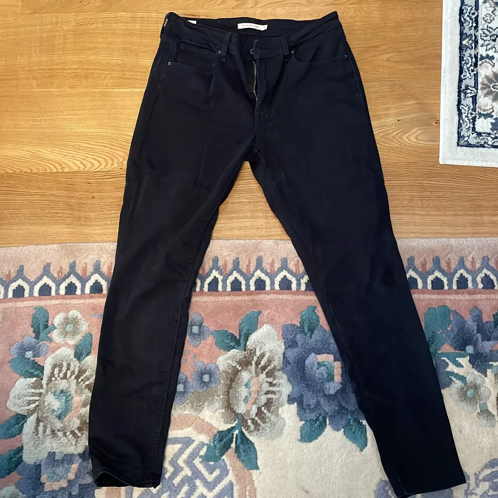 Snygga svarta levi’s jeans i strlk 31. Bra skick utan syn på vidare större använding. Jeans & Byxor.