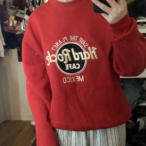Hard rock cafe sweatshirt - Säljer denna sweater jag köpt på Plick då den ej kommit till mycket användning på sistone. 