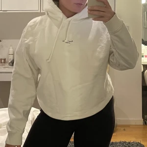 Acne hoodie  - En vit hoodie från Acne, köpt på Nk i Göteborg! Använd ett fåtal gånger! Står att det är storlek XXS, men den är väldigt oversized och skulle säga att den passar från XS-M iallafall 😍💕 Nypris ca 2800kr