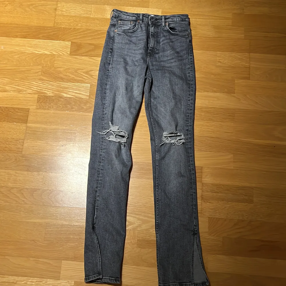 Säljer mina Zara jeans som blivit för små. De är grå med slitningar på knäna och slits på yttersidan av benet. Använd fåtal gånger så väldigt fina i skicket. . Jeans & Byxor.