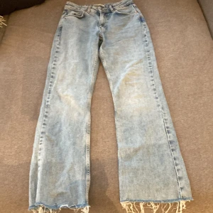 Säljer ett par midwaist blåa jeans - Blåa midwaist jeans från ginatricot, knappt andvända bra skick.