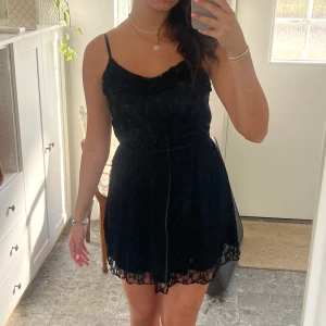 Svart spetsklänning - Svart spetsklänning från H&M i storlek 38. Mycket söt med tunna reglerbara axelband. 