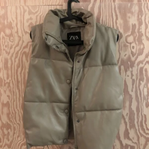 Väst från Zara - Superfin pufferväst i beige/khaki från Zara. Använd ett fåtal gånger. 