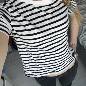zara topp - trendiga zara toppen💕 ÄLSKAR ÄLSKAR denna tröjan men dem kommer tyvärr inte till någon större användning längre😔 Använd några gånger men har inga defekter😊