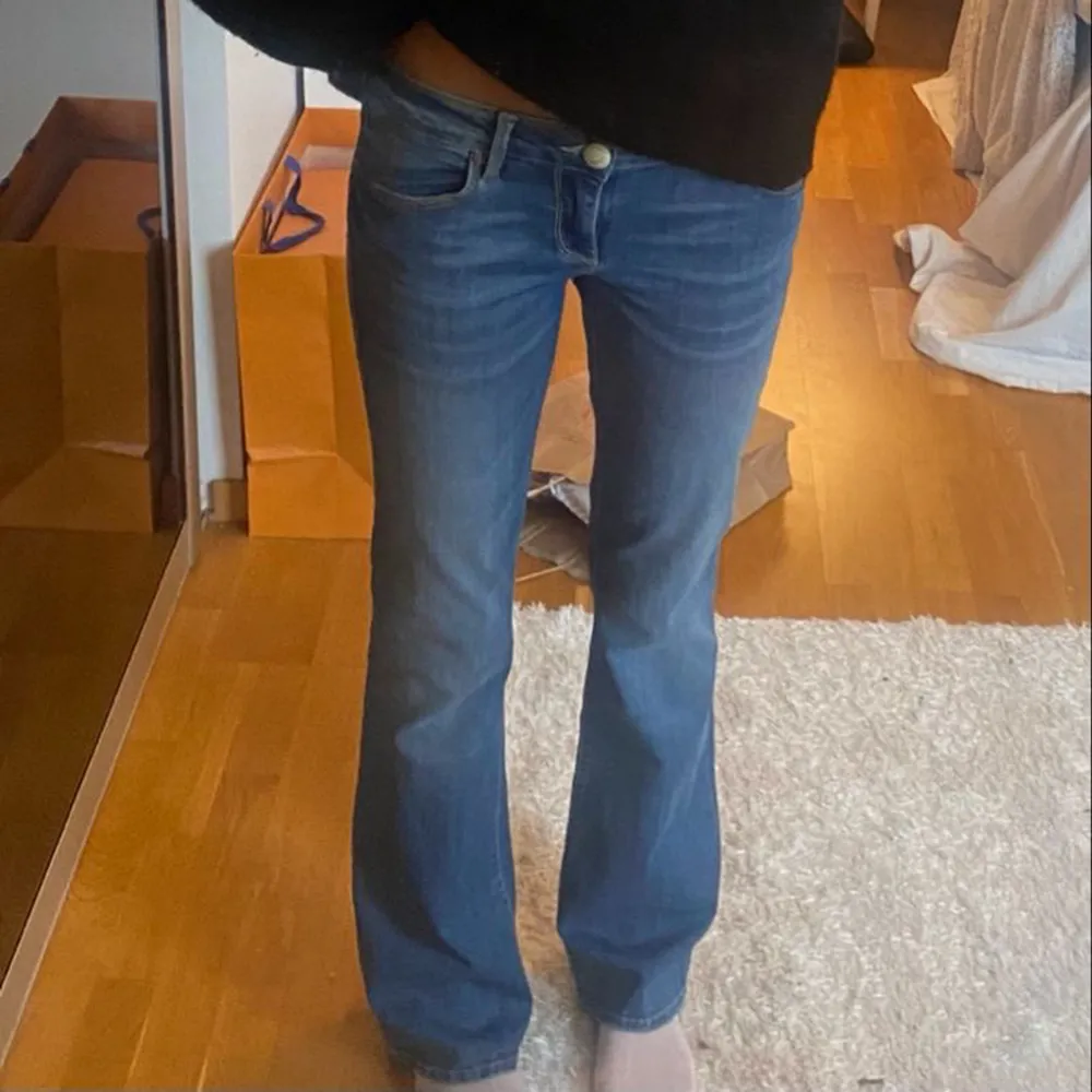Säljer mina lågmidjade jeans från Mavi som är svåra att få tag på😍jag är 174cm💕innerbenslängd= ca 86cm. Jeans & Byxor.
