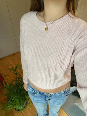 Ljusrosa tröja - Säljer en  croppad ljusrosa tröja från hm, den har andvänds ett få antal gånger och är i bra skick. Storleken är 146/152 men skulle säga att den passar XS/S