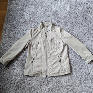 Fabiani oversized jacka  - Jätteskön och cool beige jacka med isolerande innertyg och flera fickor! -Har inga defekter alls -Pris kan diskuteras 