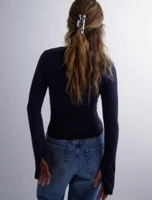 Svart långärmad tröja med slits - Säljer denna tröja fast i Svart, den har slits vid händerna som man kan se på bilden💞 Nästan oanvänd